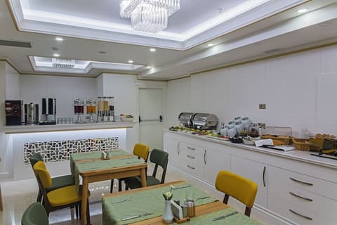 Grand Naki Hotel, Living area