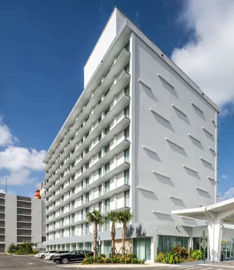 DoubleTree by Hilton Miami North I-95, Exterior
