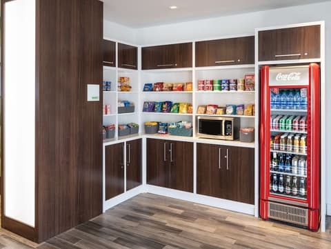 DoubleTree by Hilton Miami North I-95, Snack bar