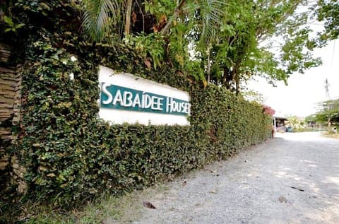 Sabaidee House, Front of property