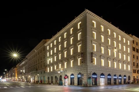 The Glam, Front of property