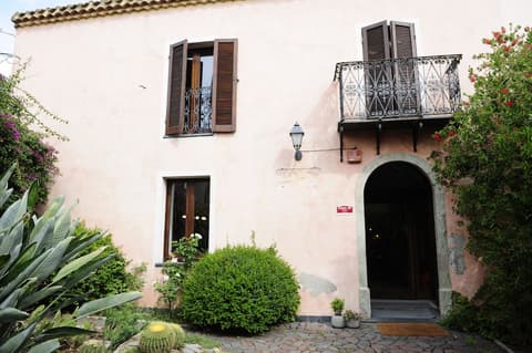 Sa Mola, Front of property