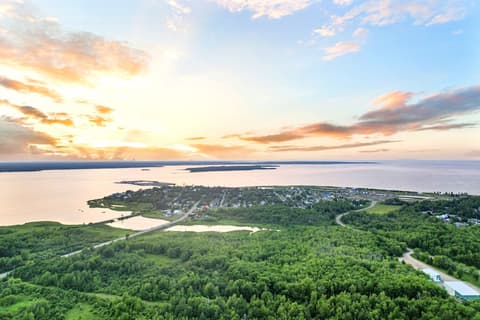 Auberge Shores Inn & Hotel, Exterior