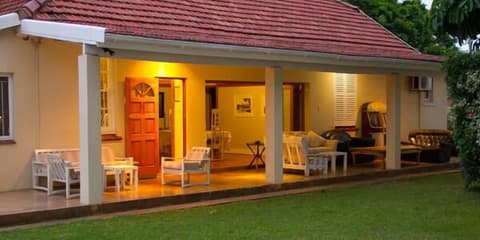 Coweys Corner, Terrace/patio