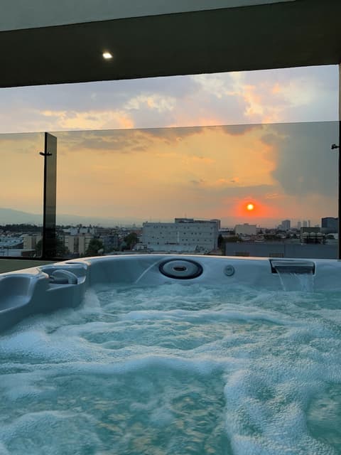 Holiday Inn Express Mexico Aeropuerto by IHG, Outdoor spa tub