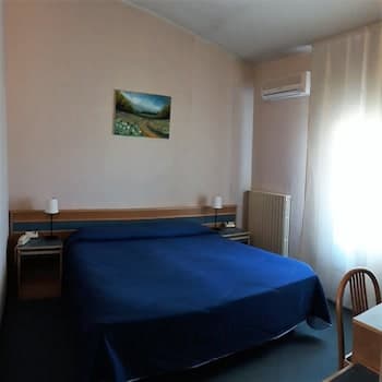Nuova Italia, Room