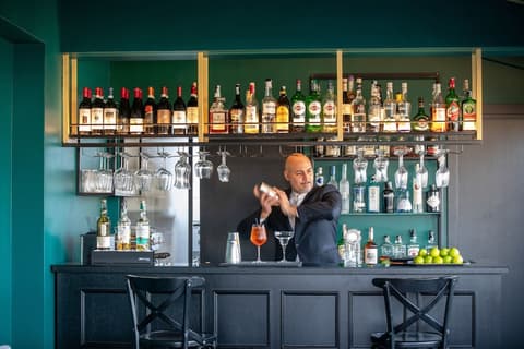 The Guardian Hotel, Lobby lounge