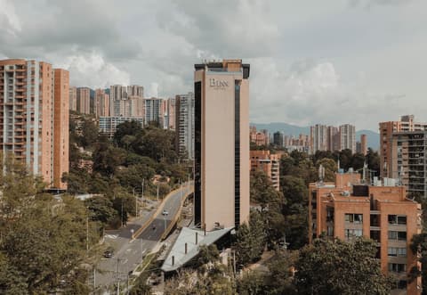 Binn Hotel, Front of property