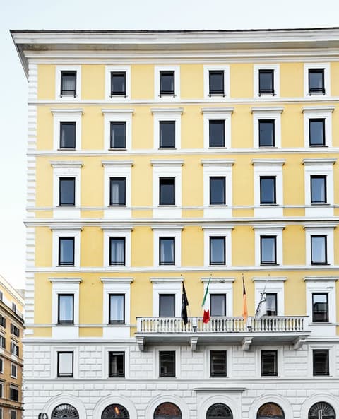 Generator Rome, Front of property