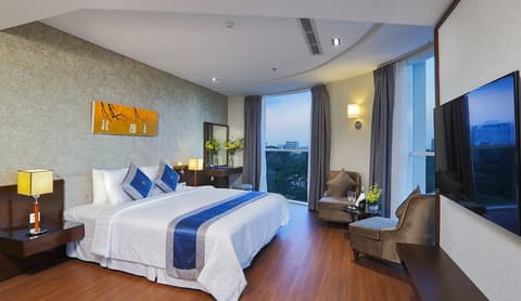 Central Palace Hotel, Room