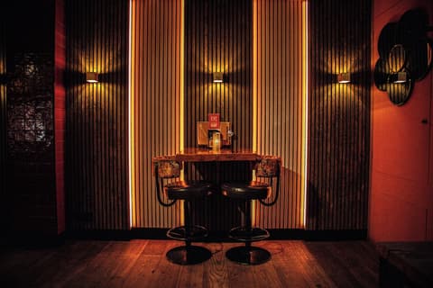 Manzo's Suites, Restaurant