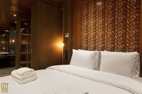 Manzo's Suites, Room