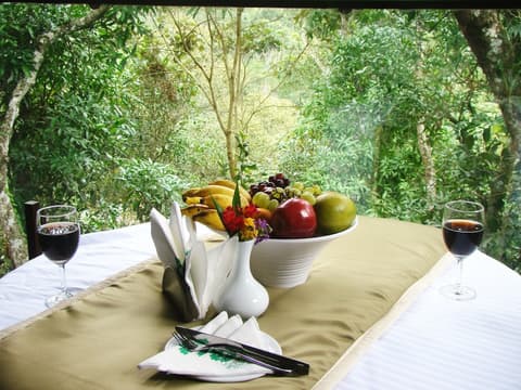 The Mountain Courtyard Thekady, Restaurant