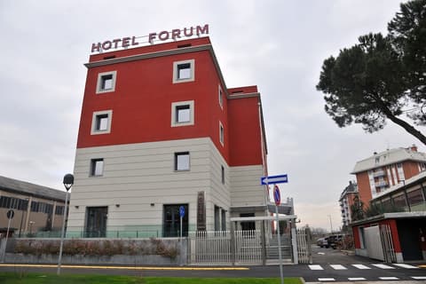 Hotel Forum, Front of property