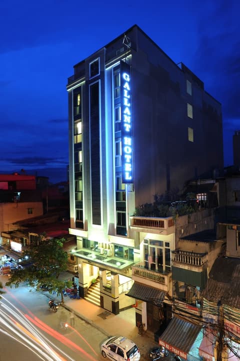 Gallant Hotel, Property grounds