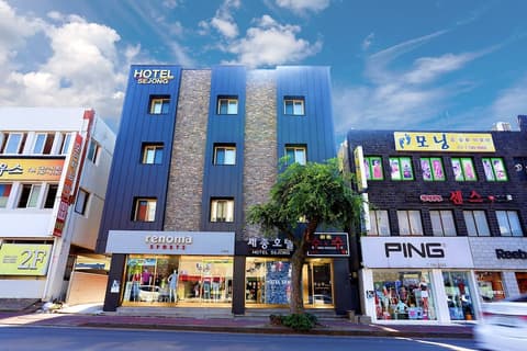 Sejong Hotel, Front of property