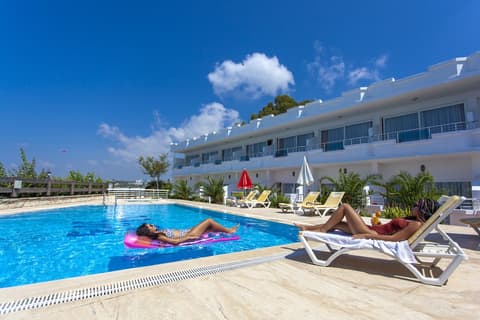 Side Beach Club Hotel, Front of property