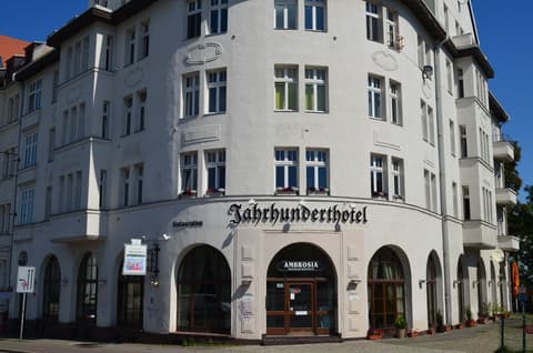 Jahrhunderthotel Leipzig, Front of property