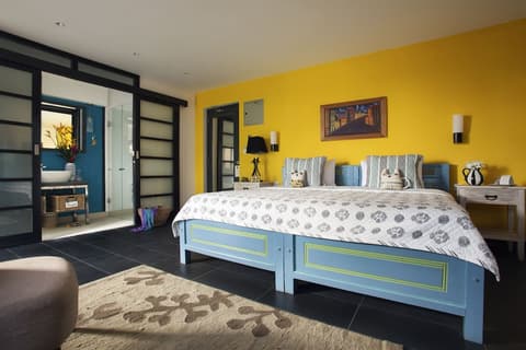 Owl and the Pussycat, Room