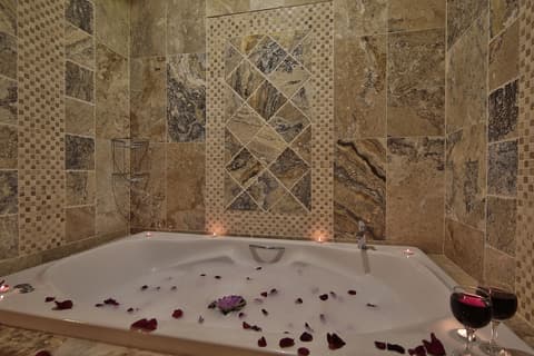 Heaven Cave House, Room