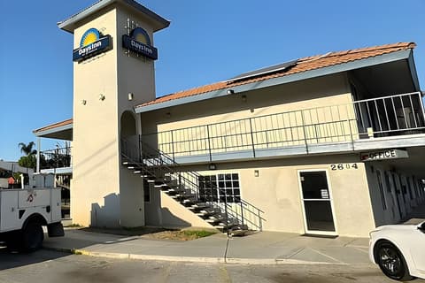 Days Inn by Wyndham Bakersfield, Parking