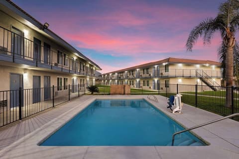 Days Inn by Wyndham Bakersfield, Pool