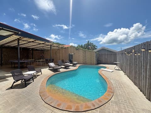 1715 House - White Rhino, Billiards