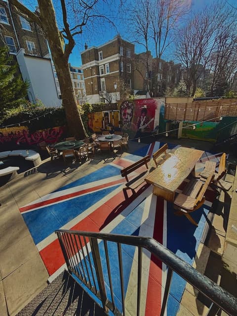 Saint James Backpackers, Exterior