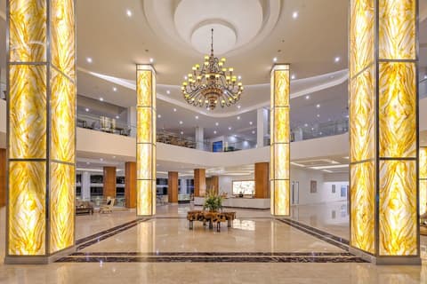 Le Eminence Hotel Convention & Resort Ciloto - Puncak, Lobby