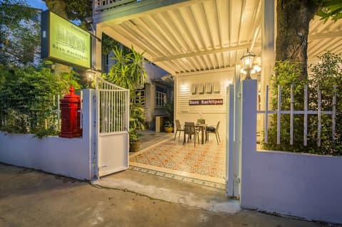 Baan Kachitpan, Interior entrance