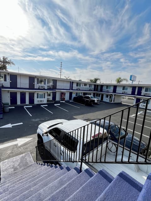 Del Aire Inn, Front of property