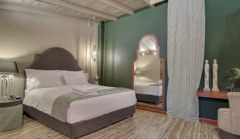 Frontzu Politia, Room