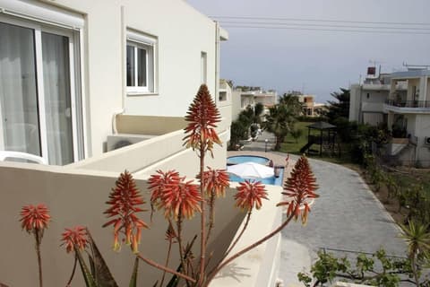 Evilion Hotel, Balcony