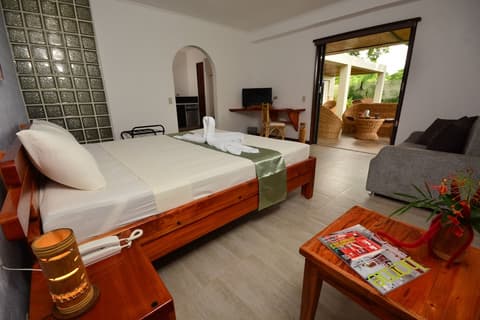 Munting Paraiso, Room