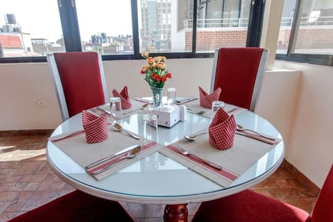 Hotel Shreesu, Restaurant