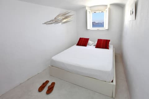 Menias Cave House, Room