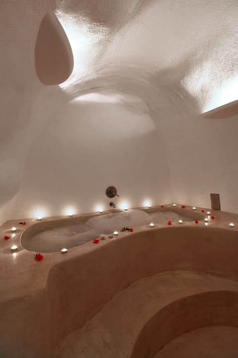 Menias Cave House, Jetted tub