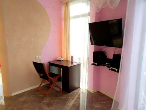 Rock Hotel First Line, 