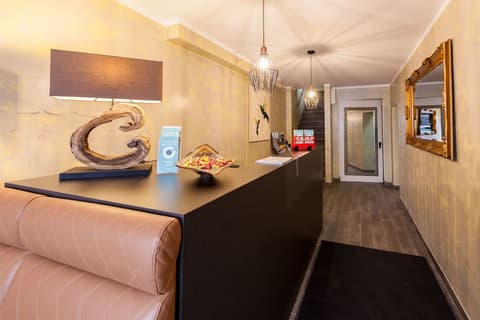 Hotel West, Interior entrance