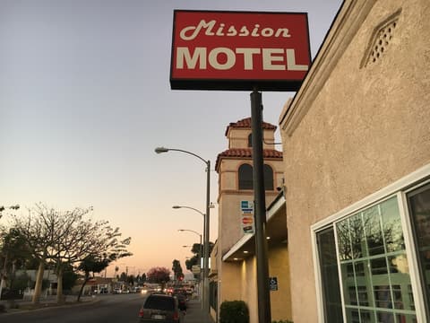 Mission Motel Lynwood, Front of property