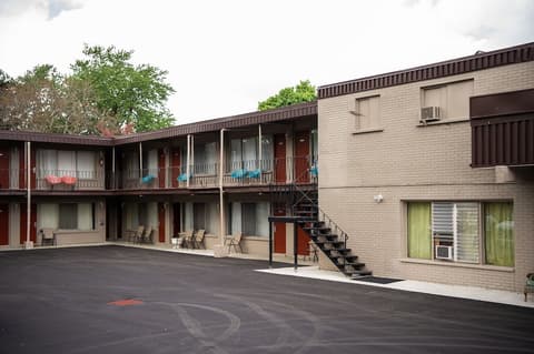 Advance Inn, Exterior