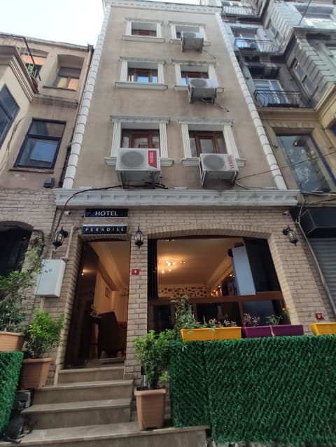 Peradise Hotel, Exterior