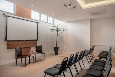 Intercity Curitiba Centro Cívico, Meeting facility