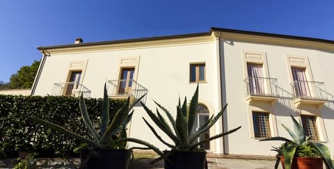 BBuSS Country Club, Front of property