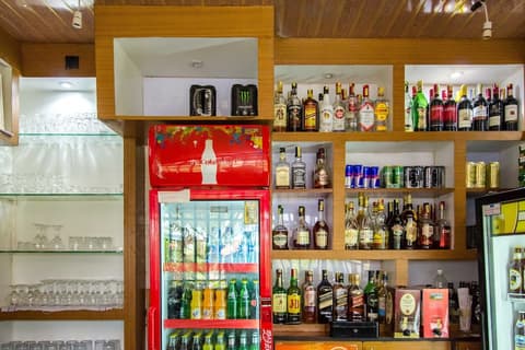 Pinecone Hotel, Bar (on property)