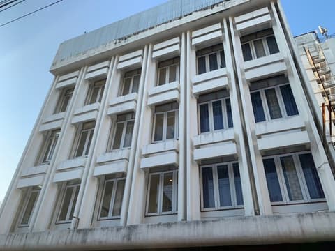 Petch Pailyn Hotel, Exterior