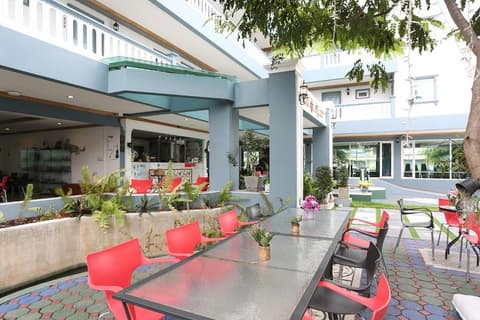 The Lilly Hotel, Restaurant