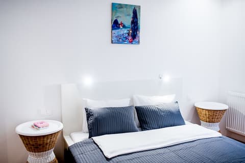 Vagabond Corvin, Room