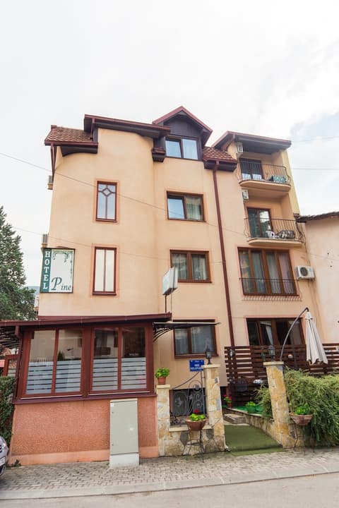 Hotel Pine, Front of property