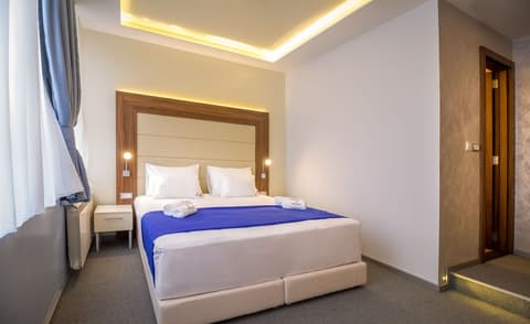 Privilege Suites by Central Park, Room